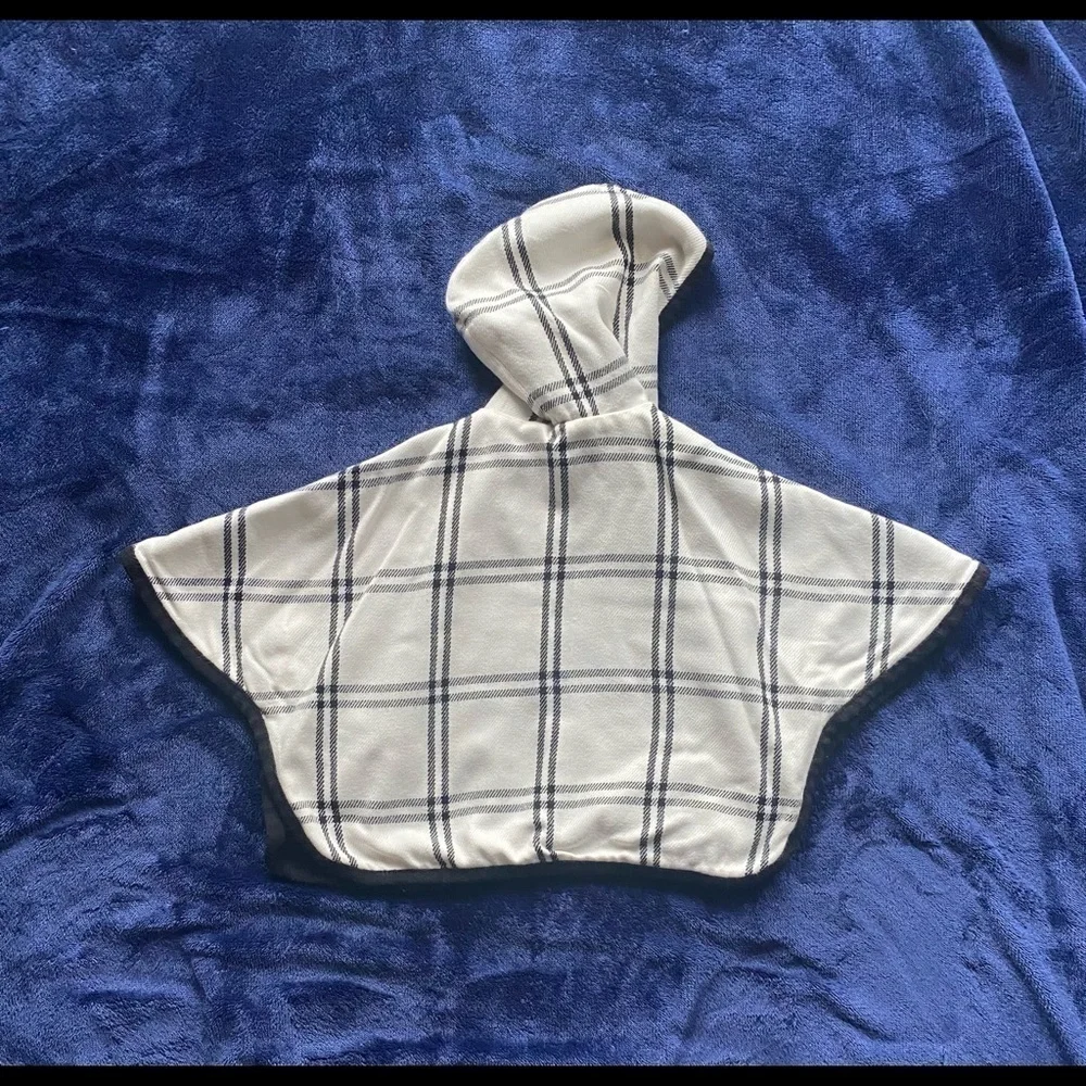 CHEROKEE-BLACK & WHITE PONCHO SWEATER-3T